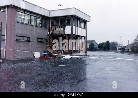 Ein Bürogebäude, das nach einem Bombenanschlag der IRA beschädigt wurde, als die Stadt sich auf den 20. Jahrestag des blutigen Sonntagsmassakers auf dem Derry City Cemetery am 24. Januar 1992 in Londonderry, Nordirland, vorbereitet. Stockfoto