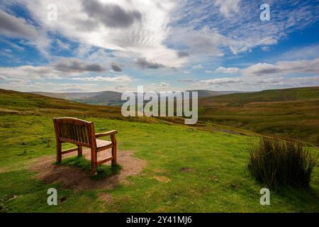 Blick auf die Pennines vom Abbotside Common nach Süden. Eine hölzerne Bank bietet einen schönen Blick auf den Pennine Way von High Abbotside an der Cliff Gate Road. Stockfoto