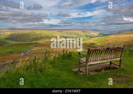 Der Blick auf die Cliff Gate Road nördlich des Buttertubs Pass. Swaledale und die Hügel im Norden bieten eine atemberaubende Aussicht. Stockfoto