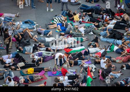 Madrid, Spanien. September 2024. Heute Nachmittag haben sich Dutzende Menschen auf dem Boden des Platzes Puerta del Sol in Madrid niedergelassen, um ein Massaker in Solidarität mit dem palästinensischen Volk zu repräsentieren. Quelle: D. Canales Carvajal/Alamy Live News Stockfoto