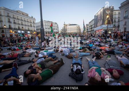 Madrid, Spanien. September 2024. Heute Nachmittag haben sich Dutzende Menschen auf dem Boden des Platzes Puerta del Sol in Madrid niedergelassen, um ein Massaker in Solidarität mit dem palästinensischen Volk zu repräsentieren. Quelle: D. Canales Carvajal/Alamy Live News Stockfoto