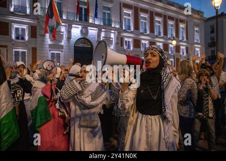 Madrid, Spanien. September 2024. Heute Nachmittag haben sich Dutzende Menschen auf dem Boden des Platzes Puerta del Sol in Madrid niedergelassen, um ein Massaker in Solidarität mit dem palästinensischen Volk zu repräsentieren. Quelle: D. Canales Carvajal/Alamy Live News Stockfoto