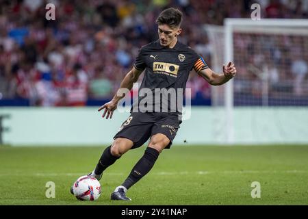 Jose Luis Garcia Vaya (Pepelu) von Valencia CF in Aktion mit dem Ball während des Fußballspiels La Liga EA Sports 2024/25 zwischen Atletico Madrid und Valencia CF im Estadio Civitas Metropolitano am 15. September 2024 in Madrid, Spanien. Stockfoto