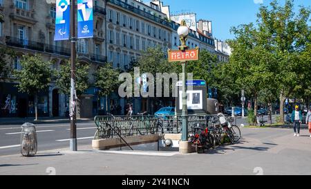 Paris, Frankreich, Eingang zur Metrostation Files du Calvaire, nur Redaktion. Stockfoto