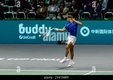 Bologna, Italien. September 2024. Flavio Cobolli aus Italien im Kampf gegen Tallon Griekspoor aus den Niederlanden während des Gruppenspiels des Davis Cup Finals 2024 Bologna in der Unipol Arena am 15. September 2024 in Bologna, Italien. Quelle: Massimiliano Donati/Alamy Live News Stockfoto