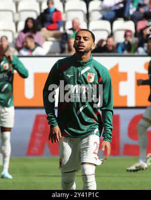 Augsburg, Deutschland. September 2024. Augsburg, Deutschland 15. September 2024: Fussball, Herren, Saison 2024/2025, FC Augsburg - FC.St.Pauli, Bundesliga, WWK Arena Alexis Claude-Maurice (FC Augsburg) beim Aufwärmen DFL/DFB-Vorschriften verbieten jede Verwendung von Fotografien als Bildsequenzen und/oder Quasi-Video Credit: dpa/Alamy Live News Stockfoto