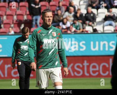 Augsburg, Deutschland. September 2024. Augsburg, Deutschland 15. September 2024: Fussball, Herren, Saison 2024/2025, FC Augsburg - FC.St.Pauli, Bundesliga, WWK Arena Jeffrey Gouweleeuw (FC Augsburg) beim Aufwärmen DFL/DFB-Vorschriften verbieten jede Verwendung von Fotos als Bildsequenzen und/oder Quasi-Video Stockfoto