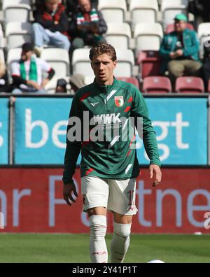 Augsburg, Deutschland. September 2024. Augsburg, Deutschland 15. September 2024: Fussball, Herren, Saison 2024/2025, FC Augsburg - FC.St.Pauli, Bundesliga, WWK Arena Kristijan Jakic (FC Augsburg) beim Aufwärmen DFL/DFB-Vorschriften verbieten jede Verwendung von Fotografien als Bildsequenzen und/oder Quasi-Video Stockfoto