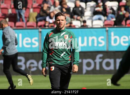 Augsburg, Deutschland. September 2024. Augsburg, Deutschland 15. September 2024: Fussball, Herren, Saison 2024/2025, FC Augsburg - FC.St.Pauli, Bundesliga, WWK Arena Mads Pedersen (FC Augsburg) beim Aufwärmen DFL/DFB-Vorschriften verbieten jede Verwendung von Fotografien als Bildsequenzen und/oder Quasi-Video Stockfoto