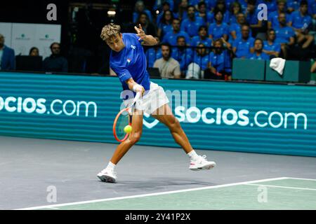 Bologna, Italien. September 2024. Flavio Cobolli aus Italien im Kampf gegen Tallon Griekspoor aus den Niederlanden während des Gruppenspiels des Davis Cup Finals 2024 Bologna in der Unipol Arena am 15. September 2024 in Bologna, Italien. Quelle: Massimiliano Donati/Alamy Live News Stockfoto