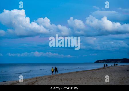 Strand am Abend, mit Dicken Sturmwolken, bei Sellin, Spaziergänger, Insel Rügen, Mecklenburg-Vorpommern, Deutschland Strand Rügen *** Strand am Abend, mit dicken Sturmwolken, bei Sellin, Walker, Insel Rügen, Mecklenburg Vorpommern, Deutschland Strand Rügen Stockfoto