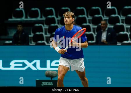 Bologna, Italien. September 2024. Flavio Cobolli aus Italien im Kampf gegen Tallon Griekspoor aus den Niederlanden während des Gruppenspiels des Davis Cup Finals 2024 Bologna in der Unipol Arena am 15. September 2024 in Bologna, Italien. Quelle: Massimiliano Donati/Alamy Live News Stockfoto