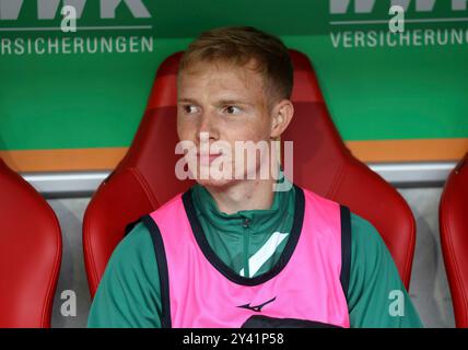Augsburg, Deutschland. September 2024. Augsburg, Deutschland 15. September 2024: Fussball, Herren, Saison 2024/2025, FC Augsburg - FC.St.Pauli, Bundesliga, WWK Arena Tim Breithaupt (FC Augsburg) sitzend auf der Auswechselbank DFL/DFB-Vorschriften verbieten jede Verwendung von Fotografien als Bildsequenzen und/oder Quasi-Video Stockfoto