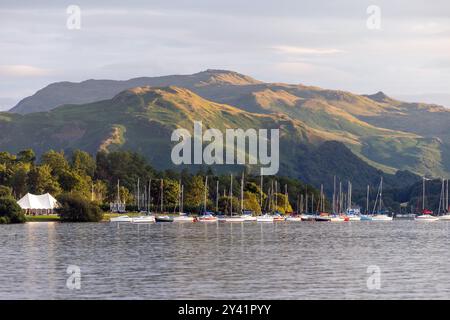 Yachten legten auf Ullswater an, wobei Hallin fiel und Place in der Ferne fiel Stockfoto