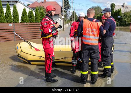 Ostrava, Tschechische Republik. September 2024. Ostrava Koblov überflutete am 15. September 2024 bei starken Regenfällen in Ostrava (Tschechische Republik) die oder. Quelle: Petr Sznapka/CTK Photo/Alamy Live News Stockfoto