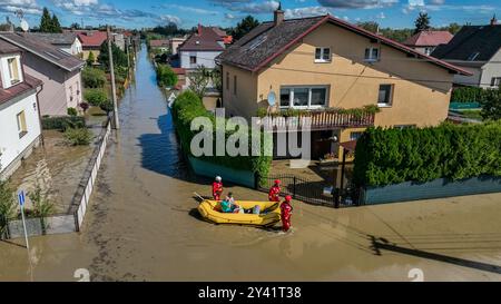 Ostrava, Tschechische Republik. September 2024. Ostrava Koblov überflutete am 15. September 2024 bei starken Regenfällen in Ostrava (Tschechische Republik) die oder. Quelle: Petr Sznapka/CTK Photo/Alamy Live News Stockfoto