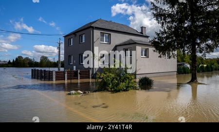 Ostrava, Tschechische Republik. September 2024. Ostrava Koblov überflutete am 15. September 2024 bei starken Regenfällen in Ostrava (Tschechische Republik) die oder. Quelle: Petr Sznapka/CTK Photo/Alamy Live News Stockfoto