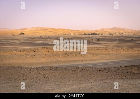 Blick von der Straße auf die Erg Chebbi Wüste in der Nähe von Merzouga Stockfoto