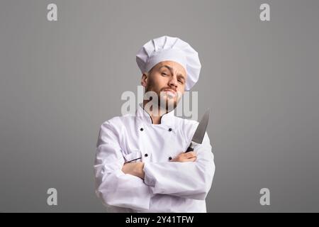 Cook Man Holding Knife Posiert Im Studio, Panorama Stockfoto