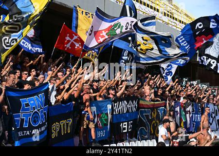 Salerno, Italien. September 2024. Anhänger des Pisa SC während des Spiels der Serie B zwischen den USA Salernitana und Pisa SC im Stadio Arechi, Salerno, Italien am 15. September 2024. Quelle: Nicola Ianuale/Alamy Live News Stockfoto