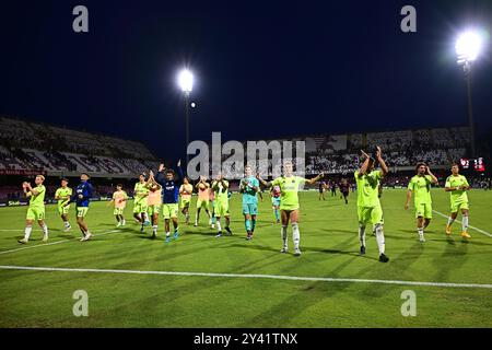 Salerno, Italien. September 2024. Pisa SC-Spieler feiern den Sieg im Spiel der Serie B zwischen den USA Salernitana und Pisa SC im Stadio Arechi, Salerno, Italien am 15. September 2024. Quelle: Nicola Ianuale/Alamy Live News Stockfoto