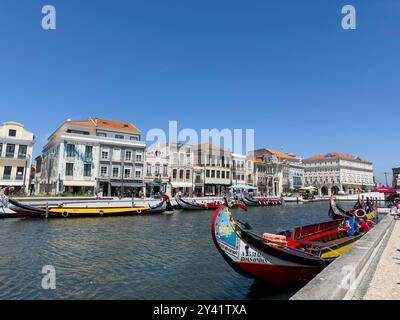 Aveiro, Portugal - 29. Mai 2024: Blick auf die traditionellen Moliceiro-Boote in einem Kanal in Aveiro, Portugal. Stockfoto