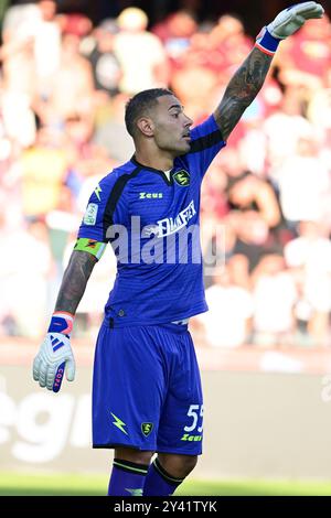 Salerno, Italien. September 2024. Luigi Sepe von US Salernitana Gesten während des Spiels der Serie B zwischen US Salernitana und Pisa SC im Stadio Arechi, Salerno, Italien am 15. September 2024. Quelle: Nicola Ianuale/Alamy Live News Stockfoto