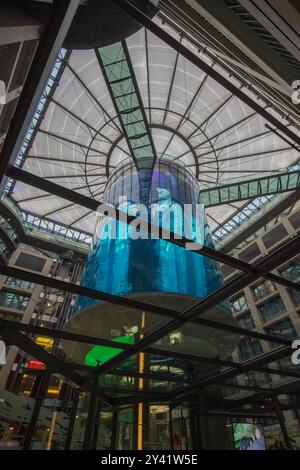 Der AquaDom ist ein 25 m hohes zylindrisches Aquarium mit eingebautem Aufzug in Berlin. Stockfoto