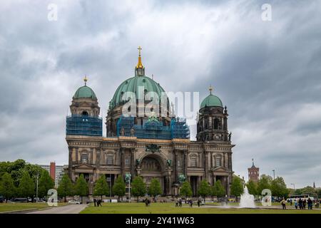 Berliner Dom an einem regnerischen Tag neben der Spree, Berlin, Deutschland. Stockfoto