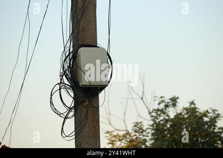 Abzweigdose für Internetleitung. Optisches Kabel für Internet. Internet im Dorf. Stockfoto