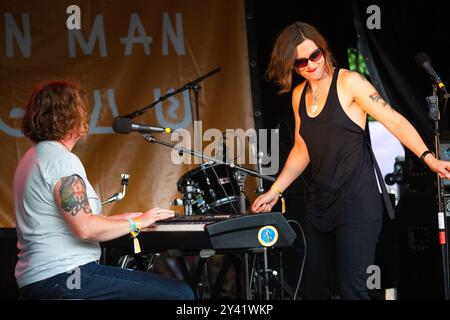 O'HOOLEY & TIDOW, KONZERT, GREEN MAN FESTIVAL 2014: Belinda O'Hooley am Klavier und O'Hooley und Heidi Tidow singen Tidow live auf der ummauerten Gartenbühne beim Green man Festival 2014 im Glanusk Park, Brecon, Wales, August 2014. Foto: Rob Watkins. INFO: O’Hooley & Tidow sind ein englisches Folk-Duo, das für seine emotionalen Harmonien und politisch aufgeladenen Texte bekannt ist. Ihre Musik kombiniert Klaviermelodien mit kraftvollem Storytelling und behandelt soziale Probleme und persönliche Erzählungen. Sie wird für ihre Tiefe, ihren Witz und ihre Aufrichtigkeit gelobt. Stockfoto