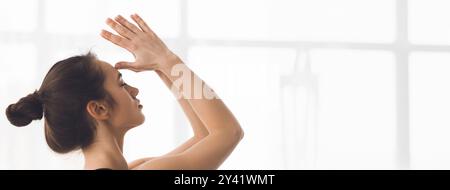 Junge Frau, die im Morgenlicht Yoga praktiziert Stockfoto