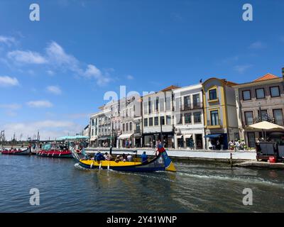 Aveiro, Portugal - 29. Mai 2024: Blick auf ein traditionelles Moliceiro-Boot in einem Kanal in Aveiro, Portugal. Stockfoto