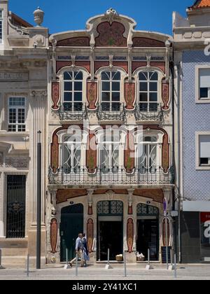 Aveiro, Portugal - 29. Mai 2024: Sehen Sie die Fassade eines wunderschönen Jugendstilgebäudes in der Stadt Aveiro, Portugal. Stockfoto