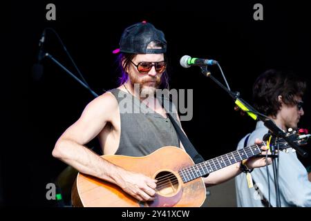 JONATHAN WILSON, KONZERT, GREEN MAN FESTIVAL 2014: Jonathan Wilson live auf der Mountain Stage beim Green man Festival 2014 im Glanusk Park, Brecon, Wales, August 2014. Foto: Rob Watkins. INFO: Jonathan Wilson ist ein US-amerikanischer Musiker und Produzent, der für seine Mischung aus Folk, Rock und Psychedelia bekannt ist. Sein üppiger, Vintage-inspirierter Sound, kombiniert mit reichhaltiger Instrumentierung und introspektiven Texten, hat ihm sowohl als Solokünstler als auch als gefragter Produzent Anerkennung eingebracht. Stockfoto