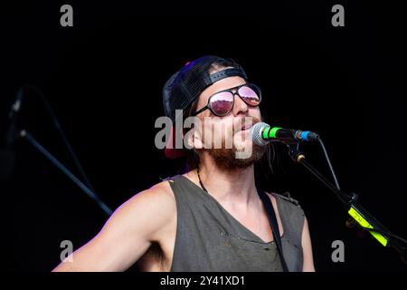 JONATHAN WILSON, KONZERT, GREEN MAN FESTIVAL 2014: Jonathan Wilson live auf der Mountain Stage beim Green man Festival 2014 im Glanusk Park, Brecon, Wales, August 2014. Foto: Rob Watkins. INFO: Jonathan Wilson ist ein US-amerikanischer Musiker und Produzent, der für seine Mischung aus Folk, Rock und Psychedelia bekannt ist. Sein üppiger, Vintage-inspirierter Sound, kombiniert mit reichhaltiger Instrumentierung und introspektiven Texten, hat ihm sowohl als Solokünstler als auch als gefragter Produzent Anerkennung eingebracht. Stockfoto