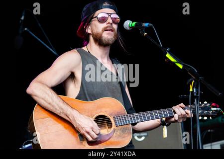 JONATHAN WILSON, KONZERT, GREEN MAN FESTIVAL 2014: Jonathan Wilson live auf der Mountain Stage beim Green man Festival 2014 im Glanusk Park, Brecon, Wales, August 2014. Foto: Rob Watkins. INFO: Jonathan Wilson ist ein US-amerikanischer Musiker und Produzent, der für seine Mischung aus Folk, Rock und Psychedelia bekannt ist. Sein üppiger, Vintage-inspirierter Sound, kombiniert mit reichhaltiger Instrumentierung und introspektiven Texten, hat ihm sowohl als Solokünstler als auch als gefragter Produzent Anerkennung eingebracht. Stockfoto