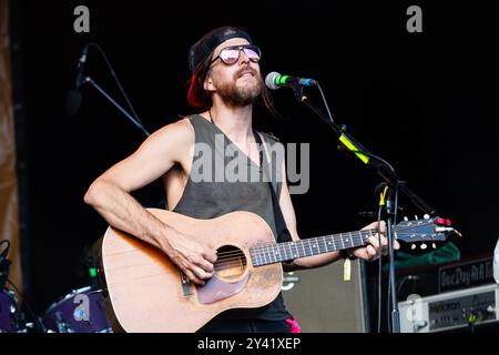 JONATHAN WILSON, KONZERT, GREEN MAN FESTIVAL 2014: Jonathan Wilson live auf der Mountain Stage beim Green man Festival 2014 im Glanusk Park, Brecon, Wales, August 2014. Foto: Rob Watkins. INFO: Jonathan Wilson ist ein US-amerikanischer Musiker und Produzent, der für seine Mischung aus Folk, Rock und Psychedelia bekannt ist. Sein üppiger, Vintage-inspirierter Sound, kombiniert mit reichhaltiger Instrumentierung und introspektiven Texten, hat ihm sowohl als Solokünstler als auch als gefragter Produzent Anerkennung eingebracht. Stockfoto