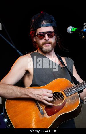 JONATHAN WILSON, KONZERT, GREEN MAN FESTIVAL 2014: Jonathan Wilson live auf der Mountain Stage beim Green man Festival 2014 im Glanusk Park, Brecon, Wales, August 2014. Foto: Rob Watkins. INFO: Jonathan Wilson ist ein US-amerikanischer Musiker und Produzent, der für seine Mischung aus Folk, Rock und Psychedelia bekannt ist. Sein üppiger, Vintage-inspirierter Sound, kombiniert mit reichhaltiger Instrumentierung und introspektiven Texten, hat ihm sowohl als Solokünstler als auch als gefragter Produzent Anerkennung eingebracht. Stockfoto