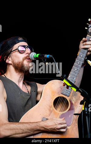 JONATHAN WILSON, KONZERT, GREEN MAN FESTIVAL 2014: Jonathan Wilson live auf der Mountain Stage beim Green man Festival 2014 im Glanusk Park, Brecon, Wales, August 2014. Foto: Rob Watkins. INFO: Jonathan Wilson ist ein US-amerikanischer Musiker und Produzent, der für seine Mischung aus Folk, Rock und Psychedelia bekannt ist. Sein üppiger, Vintage-inspirierter Sound, kombiniert mit reichhaltiger Instrumentierung und introspektiven Texten, hat ihm sowohl als Solokünstler als auch als gefragter Produzent Anerkennung eingebracht. Stockfoto