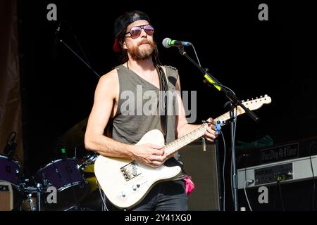 JONATHAN WILSON, KONZERT, GREEN MAN FESTIVAL 2014: Jonathan Wilson live auf der Mountain Stage beim Green man Festival 2014 im Glanusk Park, Brecon, Wales, August 2014. Foto: Rob Watkins. INFO: Jonathan Wilson ist ein US-amerikanischer Musiker und Produzent, der für seine Mischung aus Folk, Rock und Psychedelia bekannt ist. Sein üppiger, Vintage-inspirierter Sound, kombiniert mit reichhaltiger Instrumentierung und introspektiven Texten, hat ihm sowohl als Solokünstler als auch als gefragter Produzent Anerkennung eingebracht. Stockfoto