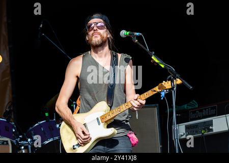 JONATHAN WILSON, KONZERT, GREEN MAN FESTIVAL 2014: Jonathan Wilson live auf der Mountain Stage beim Green man Festival 2014 im Glanusk Park, Brecon, Wales, August 2014. Foto: Rob Watkins. INFO: Jonathan Wilson ist ein US-amerikanischer Musiker und Produzent, der für seine Mischung aus Folk, Rock und Psychedelia bekannt ist. Sein üppiger, Vintage-inspirierter Sound, kombiniert mit reichhaltiger Instrumentierung und introspektiven Texten, hat ihm sowohl als Solokünstler als auch als gefragter Produzent Anerkennung eingebracht. Stockfoto