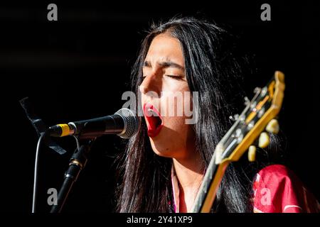 MARIAM WALLENTIN, KONZERT, GREEN MAN FESTIVAL 2014: Die schwedische Schauspielerin und Künstlerin Mariam Wallentin spielt live auf der Wall Garden Stage als MARIAM THE BELIEVER beim Green man Festival 2014 im Glanusk Park, Brecon, Wales, August 2014. Foto: Rob Watkins. INFO: Mariam Wallentin ist eine schwedische Sängerin, Komponistin und Musikerin, die für ihren experimentellen Umgang mit Musik bekannt ist. Als Teil des Duos Wildbirds & Peacedrums verschmilzt ihre kraftvolle, gefühlvolle Stimme mit avantgardistischen Elementen und setzt die Grenzen von Jazz, Pop und Indie fort. Stockfoto