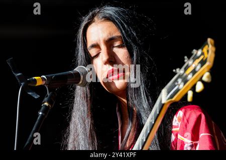 MARIAM WALLENTIN, KONZERT, GREEN MAN FESTIVAL 2014: Die schwedische Schauspielerin und Künstlerin Mariam Wallentin spielt live auf der Wall Garden Stage als MARIAM THE BELIEVER beim Green man Festival 2014 im Glanusk Park, Brecon, Wales, August 2014. Foto: Rob Watkins. INFO: Mariam Wallentin ist eine schwedische Sängerin, Komponistin und Musikerin, die für ihren experimentellen Umgang mit Musik bekannt ist. Als Teil des Duos Wildbirds & Peacedrums verschmilzt ihre kraftvolle, gefühlvolle Stimme mit avantgardistischen Elementen und setzt die Grenzen von Jazz, Pop und Indie fort. Stockfoto