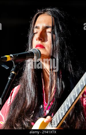 MARIAM WALLENTIN, KONZERT, GREEN MAN FESTIVAL 2014: Die schwedische Schauspielerin und Künstlerin Mariam Wallentin spielt live auf der Wall Garden Stage als MARIAM THE BELIEVER beim Green man Festival 2014 im Glanusk Park, Brecon, Wales, August 2014. Foto: Rob Watkins. INFO: Mariam Wallentin ist eine schwedische Sängerin, Komponistin und Musikerin, die für ihren experimentellen Umgang mit Musik bekannt ist. Als Teil des Duos Wildbirds & Peacedrums verschmilzt ihre kraftvolle, gefühlvolle Stimme mit avantgardistischen Elementen und setzt die Grenzen von Jazz, Pop und Indie fort. Stockfoto