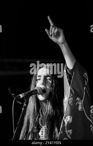 MARIAM WALLENTIN, KONZERT, GREEN MAN FESTIVAL 2014: Die schwedische Schauspielerin und Künstlerin Mariam Wallentin spielt live auf der Wall Garden Stage als MARIAM THE BELIEVER beim Green man Festival 2014 im Glanusk Park, Brecon, Wales, August 2014. Foto: Rob Watkins. INFO: Mariam Wallentin ist eine schwedische Sängerin, Komponistin und Musikerin, die für ihren experimentellen Umgang mit Musik bekannt ist. Als Teil des Duos Wildbirds & Peacedrums verschmilzt ihre kraftvolle, gefühlvolle Stimme mit avantgardistischen Elementen und setzt die Grenzen von Jazz, Pop und Indie fort. Stockfoto