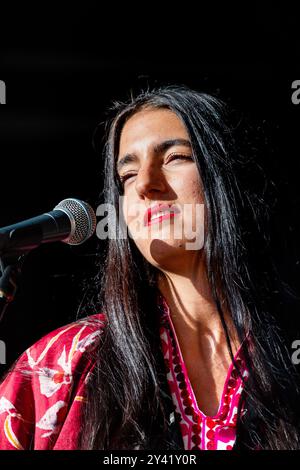 MARIAM WALLENTIN, KONZERT, GREEN MAN FESTIVAL 2014: Die schwedische Schauspielerin und Künstlerin Mariam Wallentin spielt live auf der Wall Garden Stage als MARIAM THE BELIEVER beim Green man Festival 2014 im Glanusk Park, Brecon, Wales, August 2014. Foto: Rob Watkins. INFO: Mariam Wallentin ist eine schwedische Sängerin, Komponistin und Musikerin, die für ihren experimentellen Umgang mit Musik bekannt ist. Als Teil des Duos Wildbirds & Peacedrums verschmilzt ihre kraftvolle, gefühlvolle Stimme mit avantgardistischen Elementen und setzt die Grenzen von Jazz, Pop und Indie fort. Stockfoto