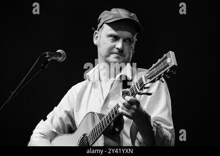 JAMES YORKSTON, KONZERT, GREEN MAN FESTIVAL 2013: James Yorkston live auf der Far Out Stage beim Green man Festival 2014 im Glanusk Park, Brecon, Wales, August 2014. Foto: Rob Watkins. INFO: James Yorkston ist ein schottischer Singer-Songwriter, der für seine introspektive Volksmusik bekannt ist. Seine poetischen Texte und sanften Melodien verbinden traditionelles schottisches Folk mit Indie- und Akustikelementen und widmen sich Themen wie Liebe, Leben und Natur und schaffen tief reflektierende und emotional resonante Lieder. Stockfoto