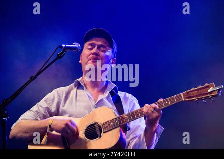 JAMES YORKSTON, KONZERT, GREEN MAN FESTIVAL 2013: James Yorkston live auf der Far Out Stage beim Green man Festival 2014 im Glanusk Park, Brecon, Wales, August 2014. Foto: Rob Watkins. INFO: James Yorkston ist ein schottischer Singer-Songwriter, der für seine introspektive Volksmusik bekannt ist. Seine poetischen Texte und sanften Melodien verbinden traditionelles schottisches Folk mit Indie- und Akustikelementen und widmen sich Themen wie Liebe, Leben und Natur und schaffen tief reflektierende und emotional resonante Lieder. Stockfoto