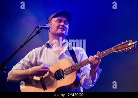 JAMES YORKSTON, KONZERT, GREEN MAN FESTIVAL 2013: James Yorkston live auf der Far Out Stage beim Green man Festival 2014 im Glanusk Park, Brecon, Wales, August 2014. Foto: Rob Watkins. INFO: James Yorkston ist ein schottischer Singer-Songwriter, der für seine introspektive Volksmusik bekannt ist. Seine poetischen Texte und sanften Melodien verbinden traditionelles schottisches Folk mit Indie- und Akustikelementen und widmen sich Themen wie Liebe, Leben und Natur und schaffen tief reflektierende und emotional resonante Lieder. Stockfoto